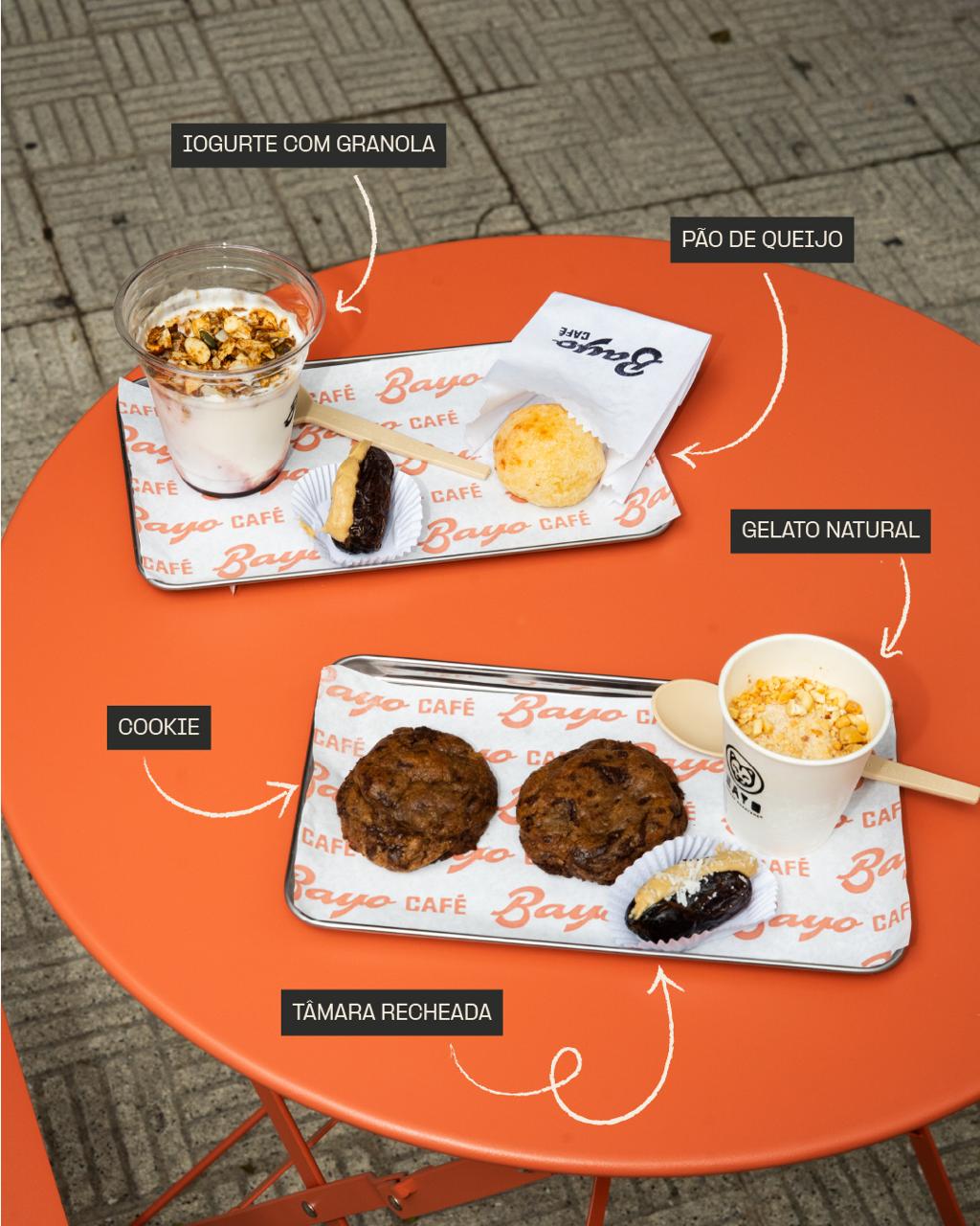 Bandeja da BAYO Café com iogurte com granola, pão de queijo, gelato natural, cookie e tâmara recheada, cada item identificado