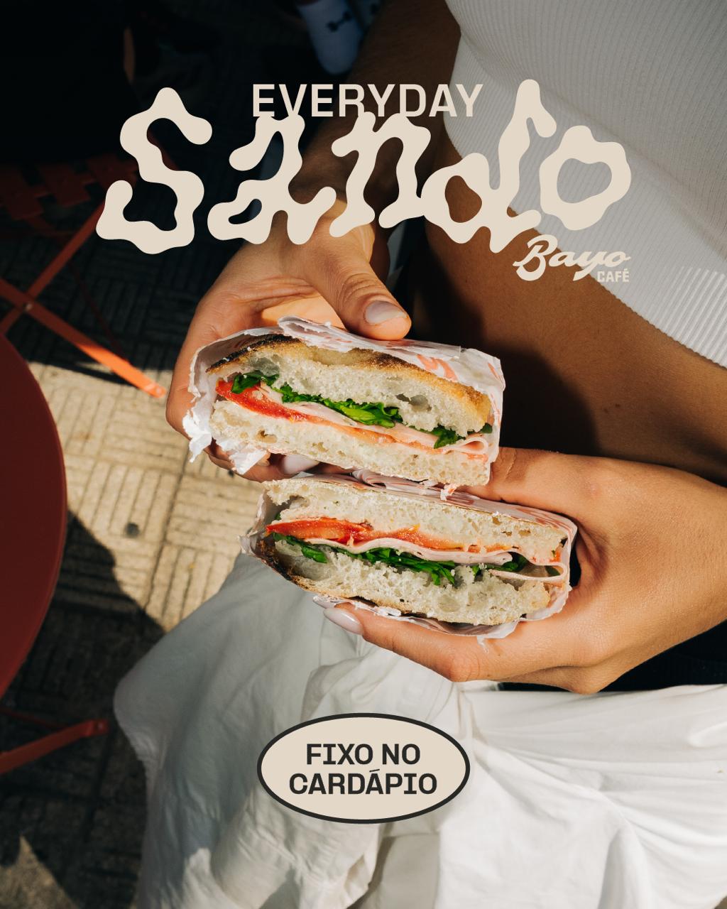 Everyday Sando, sanduíche fixo no cardápio da BAYO Café, partido ao meio