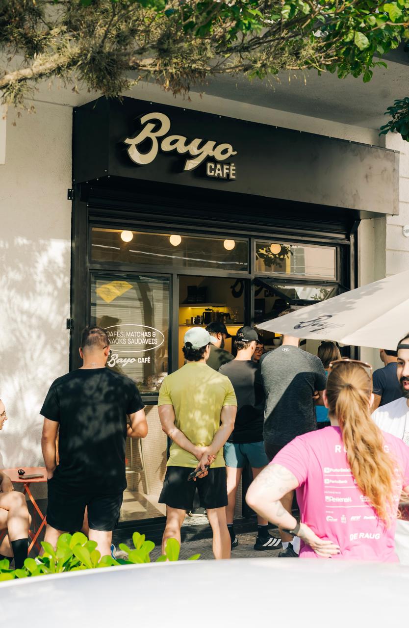 Fachada da BAYO Café com fila de clientes na porta
