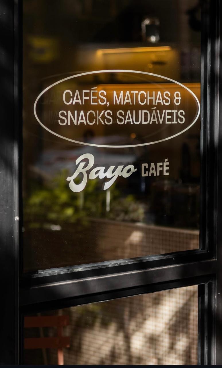 Vitrine da BAYO Café: cafés, matchas e snacks saudáveis
